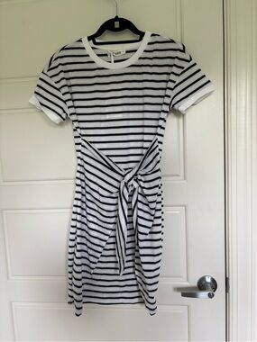 Striped Tie-Waist Short Sleeve Dress - black & White